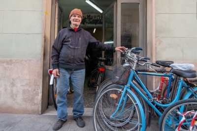 La storia di Tommaso, il "biciclettaio" che ripara da 53 anni le due ruote dei baresi